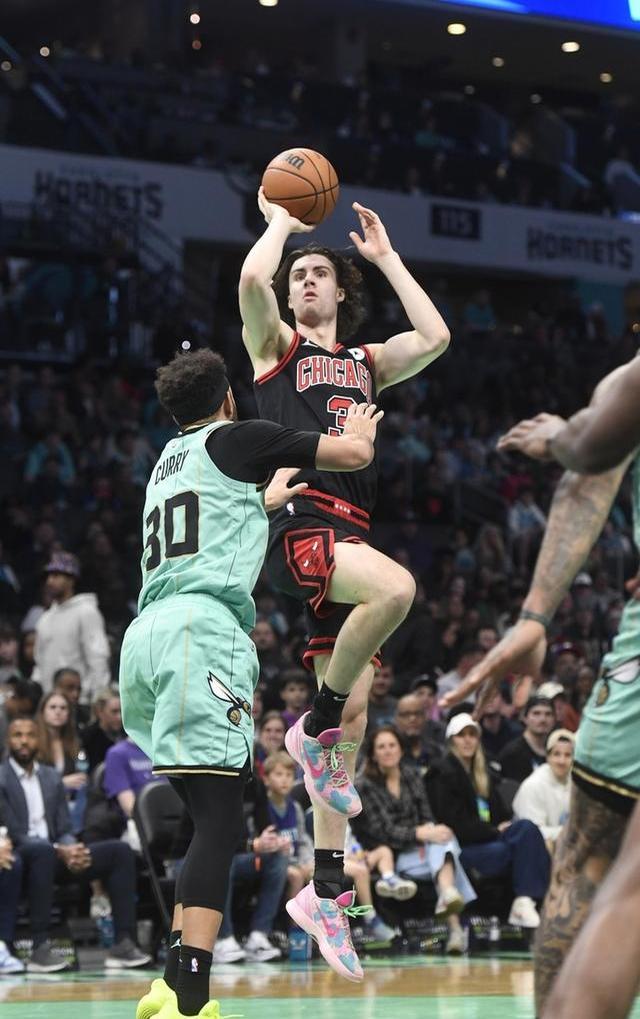 LOL直播-夏洛特黄蜂发布备战花絮，冲刺阶段内部沟通，欧联任务艰巨，数据趋势出现新变化的简单介绍